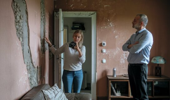 Altbauwohnung – Durchfeuchtete Wände mit Salzausblühungen und zerbröselndem Putz – Mangel?